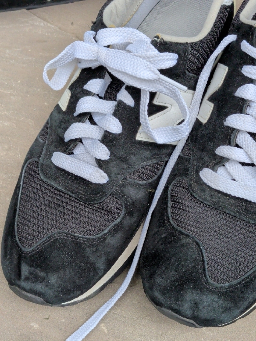 New Balance Men's Black and White Retro Low-Top Sneakers - Picture 2 of 7